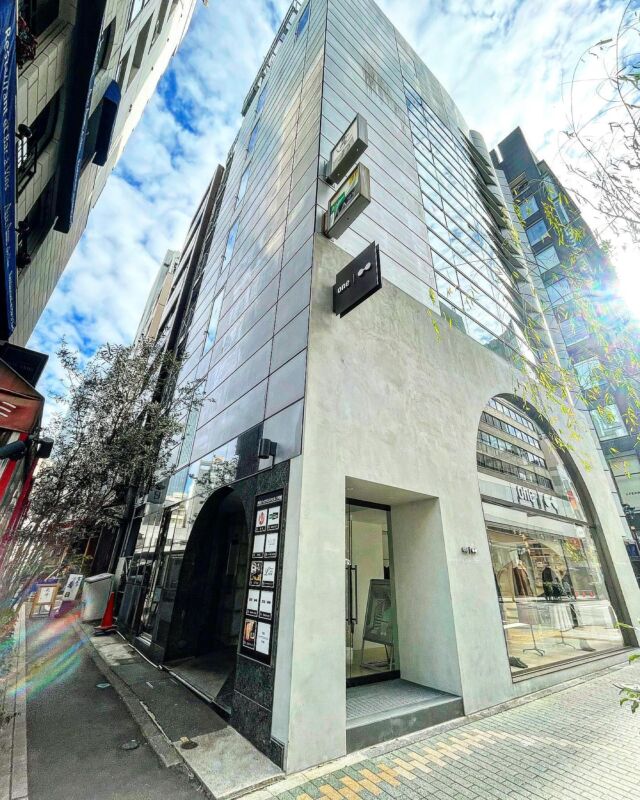 SEED Dental office & Orthodontics GINZA
Grand open on August 2023.

#シード歯科  #矯正

こんにちは︎☺︎
シード歯科・矯正歯科 銀座院です

なんとこの度、八重洲にありました
シード歯科・矯正歯科 東京院は
銀座一丁目に移転することになりました!

ただいま内装工事のため、休院しております🍀

いつもご来院頂いてる皆様にはご迷惑をおかけしております。

新しい場所は
有楽町線銀座一丁目駅の3.4.5番出口それぞれから徒歩1分程で着きます！
有楽町駅からは徒歩3分程と
駅からとても近くなっております♪

本日は外観のビルをご紹介させて頂きます。

ビルに名前が入り、ますますオープンが待ち遠しいです！

新しい医院で皆様に会えることを楽しみにしております😊

*****************************

⚪︎シード歯科・矯正歯科 東京
( Tel )  03-6265-1732
( mail ) miyabi.dc@gmail.com

 @seed_dental_tokyo 

*****************************

ぜひフォローよろしくお願いします✨️
@seed_dental_nanto
@seed_dental_takaoka 

#歯を削らない　#ラミネートベニア　#矯正歯科  #マウスピース矯正  #部分矯正  #ワイヤー矯正 
#インビザライン#歯列矯正 #審美歯科
#審美補綴
#自由診療専門 #審美歯科治療
#ホワイトニング #ジルコニア #予防歯科
#お求めやすい価格 #美しい歯 #美容歯科